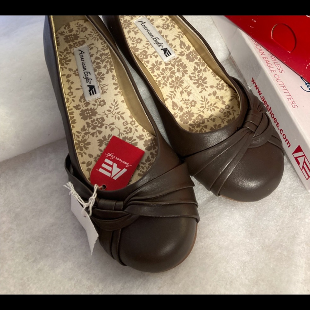 New in box Ladies Brown Flats. American Eagle 5W